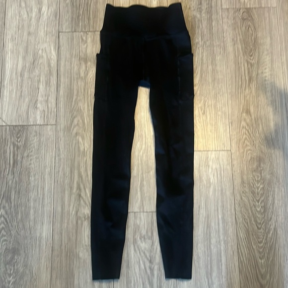 Fabletics Leggings with Pockets - Picture 3 of 15